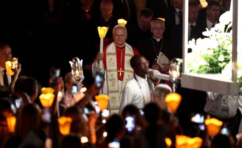 Léon XIV et la procession aux flambeaux à Lourdes