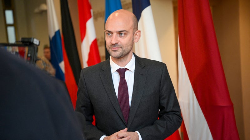 Le ministre français condamne les attaques russes près de la Pologne