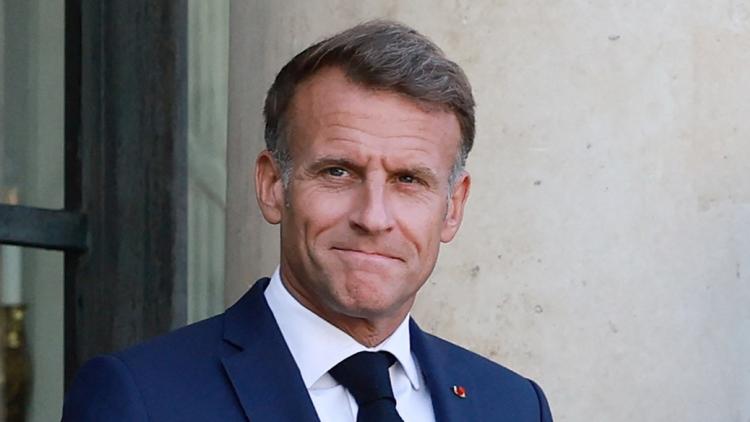 Emmanuel Macron visite la base aérienne 115 pour le service national