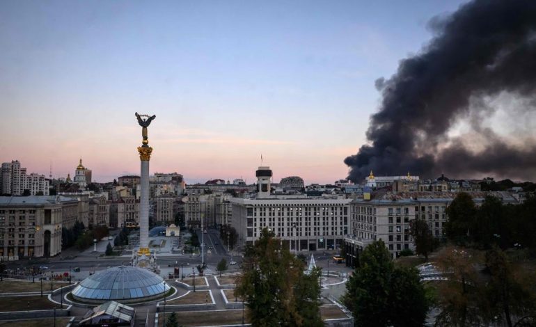 Reprise des frappes à Kiev et avancement des négociations: Résumé des développements récents