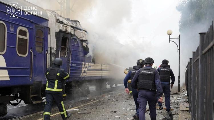 Volodymyr Zelensky accuse Moscou d&rsquo;avoir délibérément frappé un train