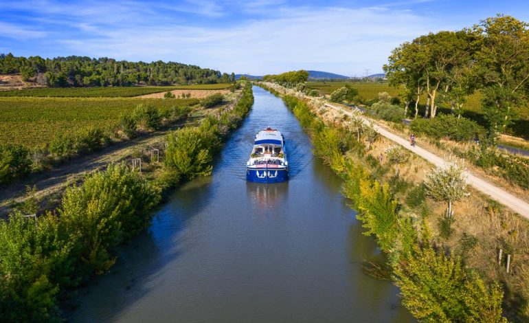 Voyage en vélo le long du canal du Midi: Une aventure entre ponts et villages pittoresques