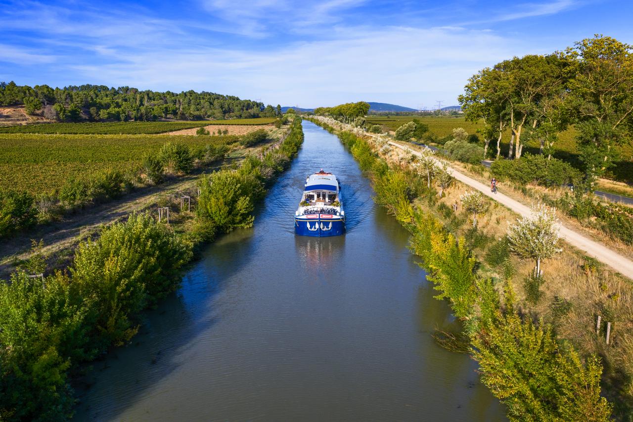 Voyage en vélo le long du canal du Midi: Une aventure entre ponts et villages pittoresques