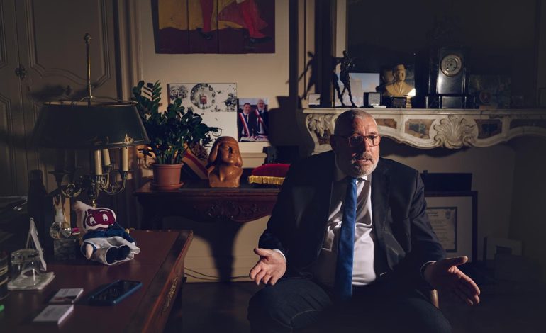 Montée du Racisme et des Réformes Controversées à Carcassonne