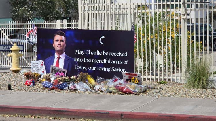 Une statue en hommage à Charlie Kirk vandalisée à Phoenix