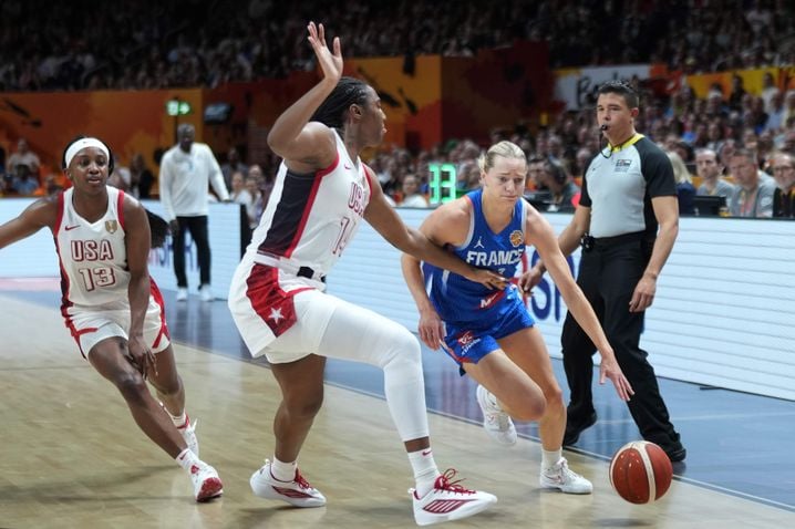 Déception après la finale mondiale de basket féminin