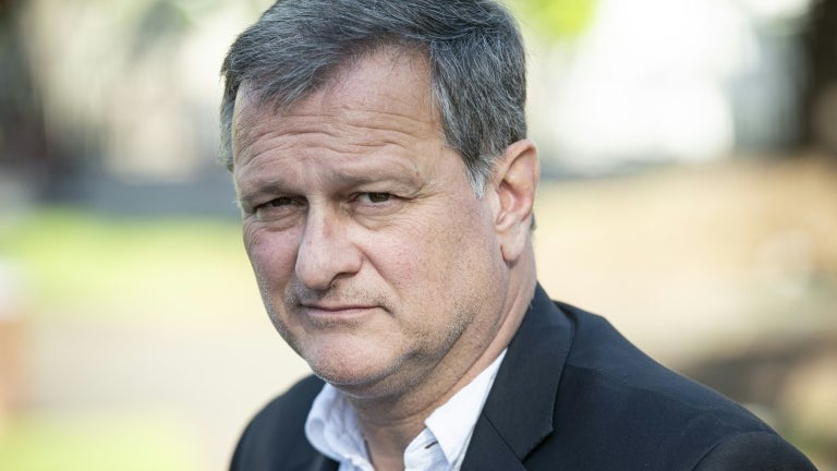 Louis Aliot défend le Rassemblement national face aux accusations de racisme