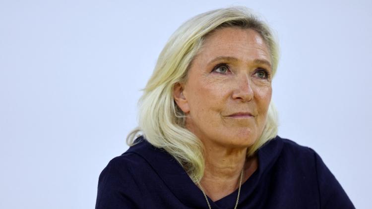 Marine Le Pen Réagit à l&rsquo;Intervention de Gabriel Attal sur les Carburants