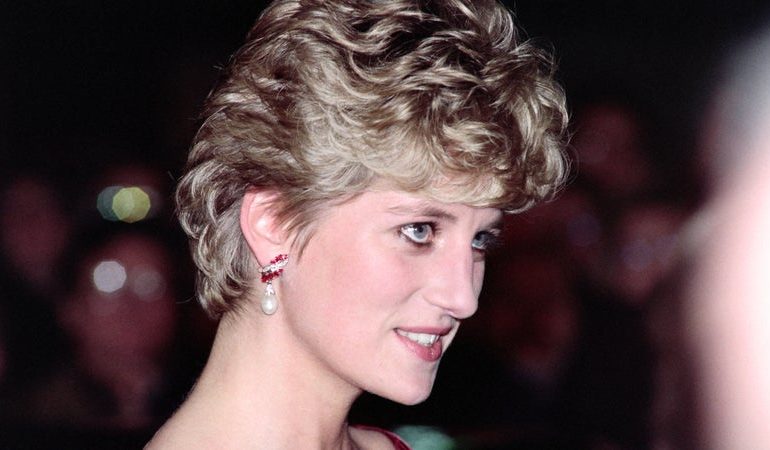 La célèbre robe de la princesse Diana mise aux enchères