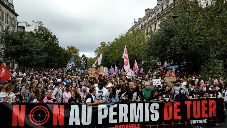 Manifestations contre la proposition de loi sur la présomption d&rsquo;usage légitime des armes