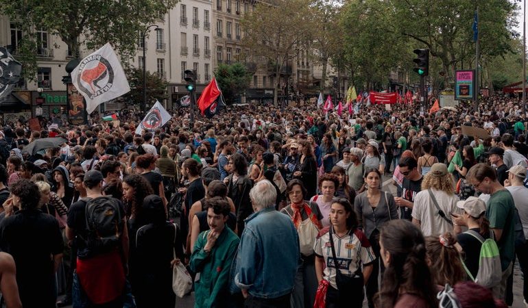 Manifestations en France contre la proposition de loi sur la légitime défense des forces de l&rsquo;ordre