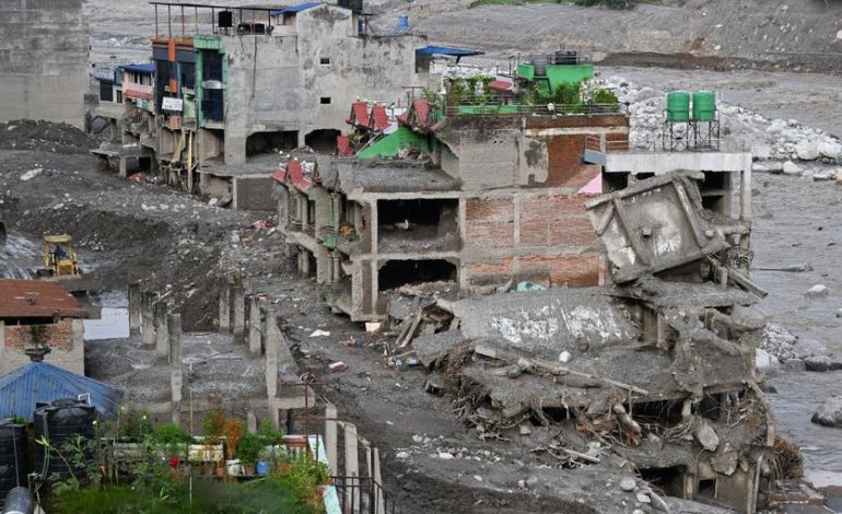Un principal évacue des élèves avant une catastrophe naturelle au Népal