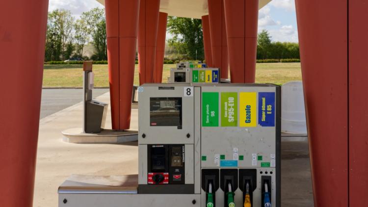 Le gouvernement envisage des aides ciblées pour les automobilistes face à la hausse des prix du carburant
