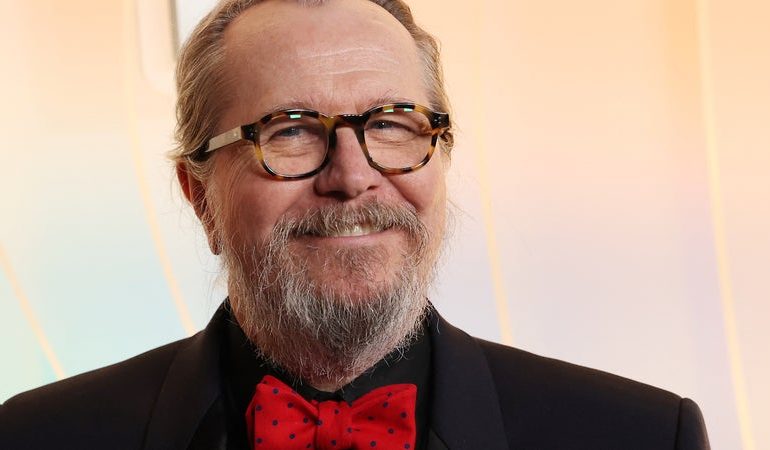 Gary Oldman soutient Jack Lowden pour le rôle de James Bond