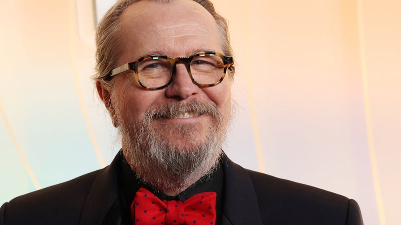 Gary Oldman soutient Jack Lowden pour le rôle de James Bond