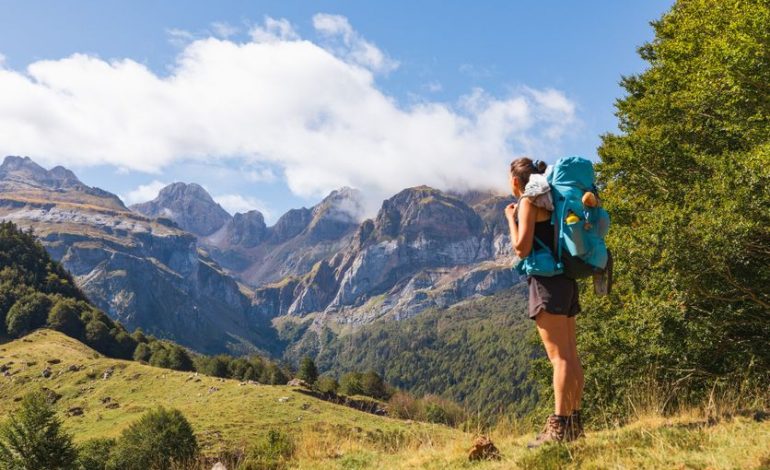 La quête de silence sur les chemins de Compostelle face aux influenceurs