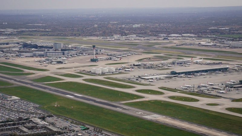 Perturbations majeures dans les aéroports britanniques suite à une panne technique