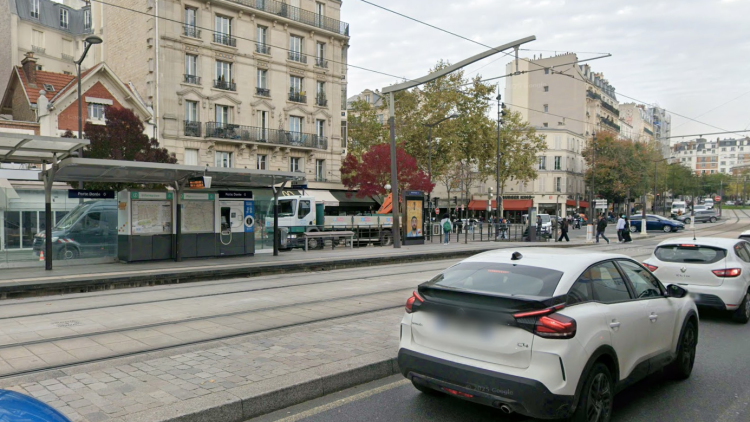 Accident à la Porte Dorée : Deux blessés suite à un choc avec un véhicule
