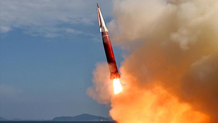 La Corée du Nord teste une nouvelle arme sous la supervision de Kim Jong Un