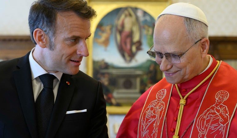 Emmanuel Macron n&rsquo;assistera pas aux messes du pape lors de sa visite en France