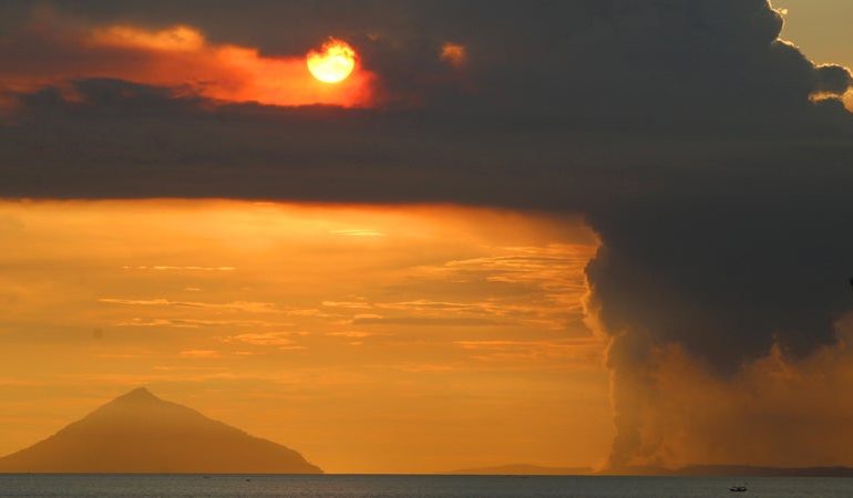Éruption du volcan Anak Krakatoa en Indonésie