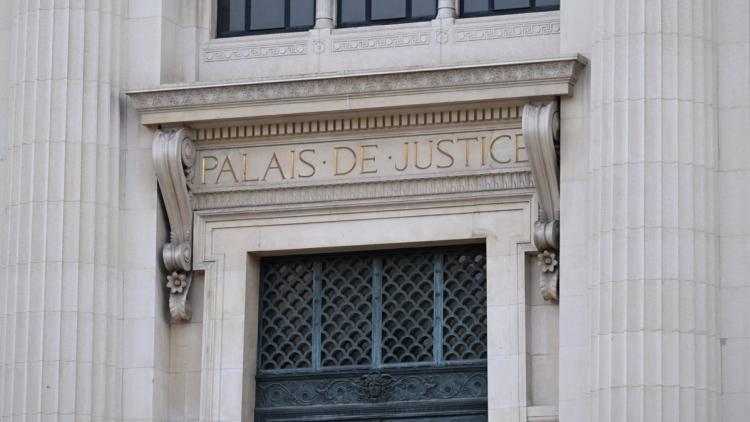 Comparution devant le tribunal pour les prévenus dans une affaire de trafic de stupéfiants