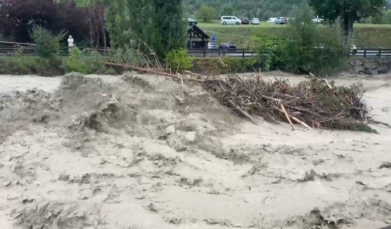 Évacuation d&rsquo;urgence de véhicules bloqués par des crues torrentielles dans les Hautes-Alpes