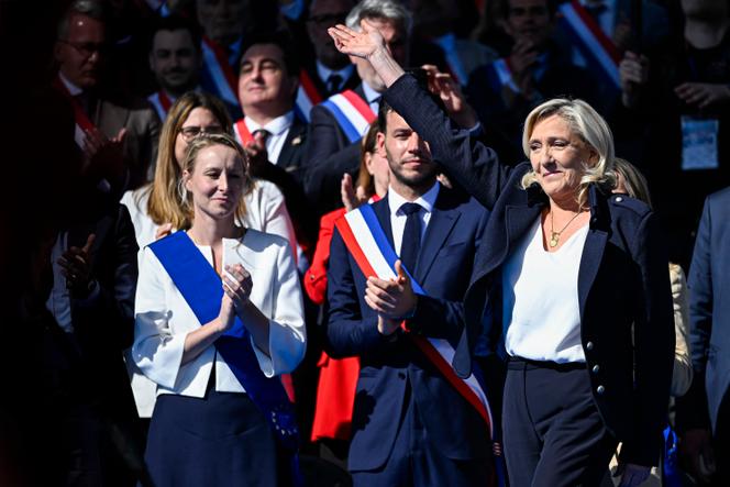 Marine Le Pen entame sa campagne avec les proches de sa famille