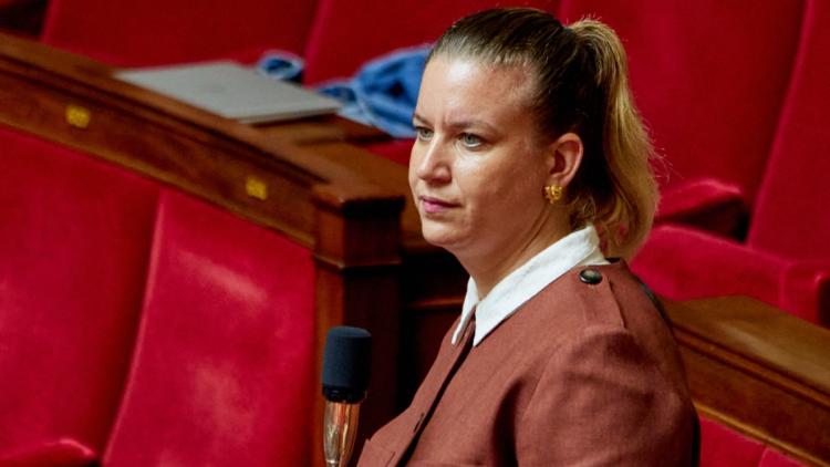 Controverse autour du refus de Mathilde Panot de porter le ruban rose