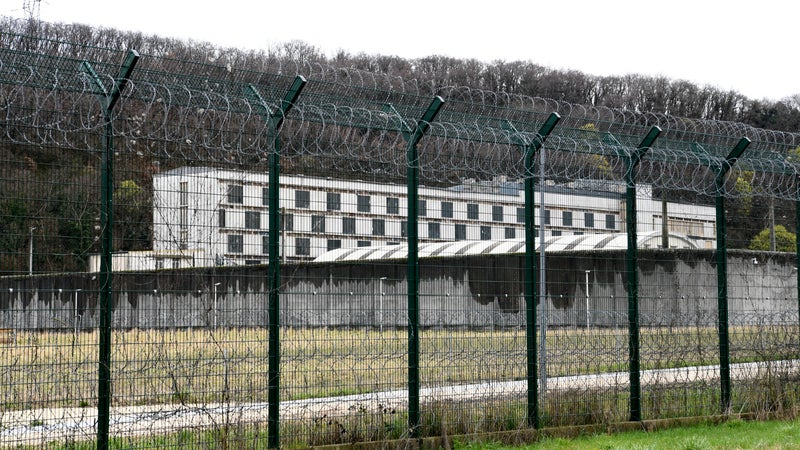 Refus de réintégration à la prison de Grenoble-Varces : surpopulation et conditions indignes
