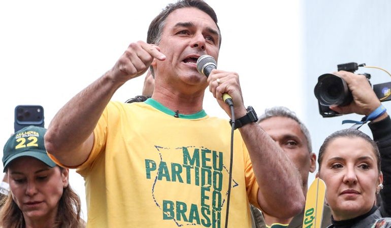 Flavio Bolsonaro se Rend en Équateur après sa Défaite Électorale