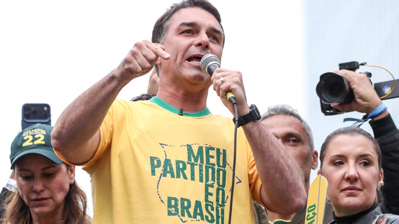 Flavio Bolsonaro se Rend en Équateur après sa Défaite Électorale