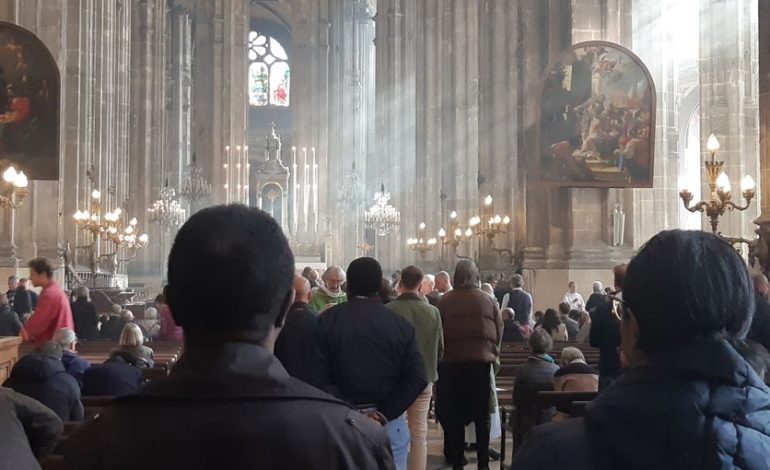La Messe Dominicale à Saint-Eustache: Un Lieu de Réconfort Après les Manifestations