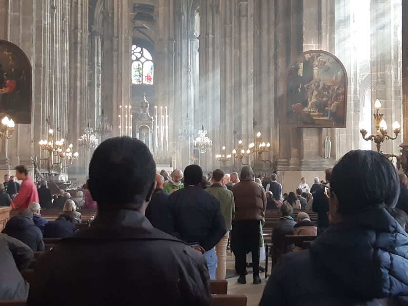 La Messe Dominicale à Saint-Eustache: Un Lieu de Réconfort Après les Manifestations