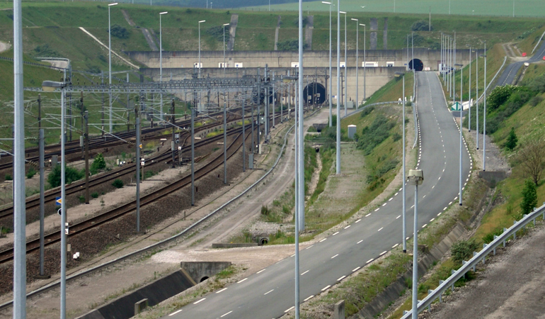 Collision entre un bus et un train à l&rsquo;entrée du tunnel sous la Manche
