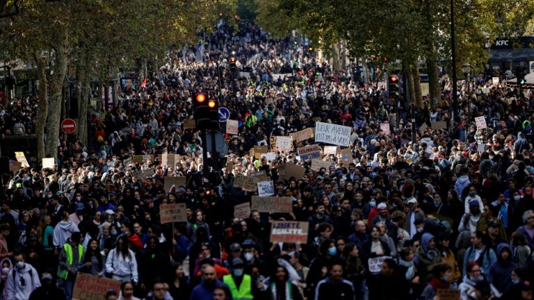 Manifestations à Paris: la gauche critique le changement de parcours imposé