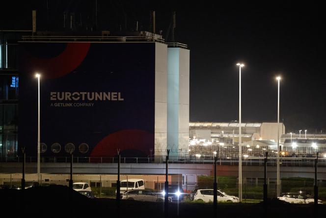 Collision entre un minibus et un train au terminal du tunnel sous la Manche