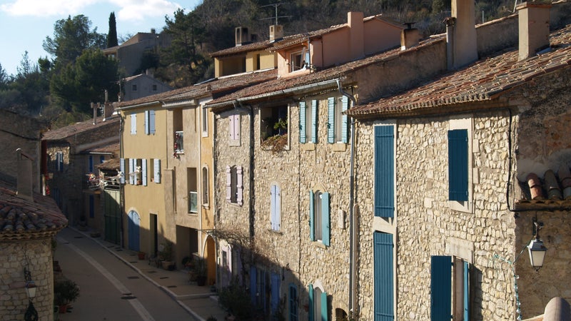 Recherche d&rsquo;exploitant pour un nouveau bar-restaurant-gîte à Vitrolles-en-Luberon