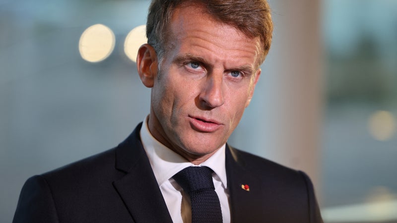 Emmanuel Macron Clarifie les Actions du Gouvernement Vis-à-Vis des Réseaux Sociaux