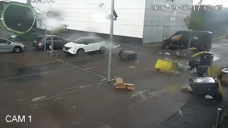 Destruction après une tornade en Normandie