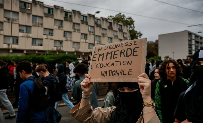 Des lycées français en blocage pacifique malgré quelques violences