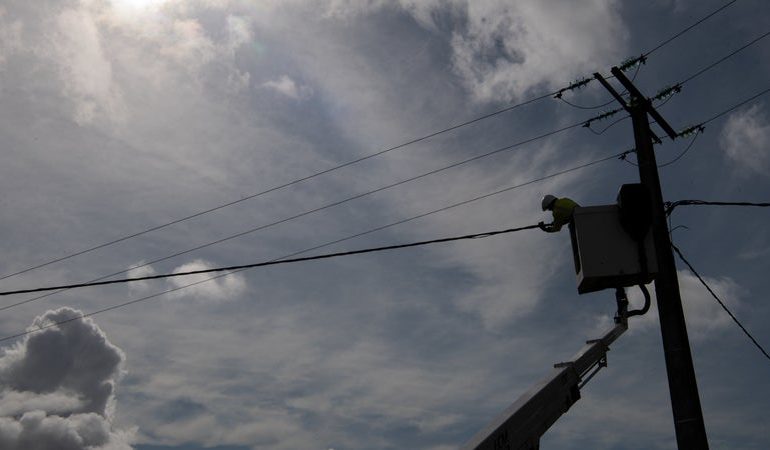 Tempête Austen : 120.000 foyers sans électricité, Enedis poursuit les réparations