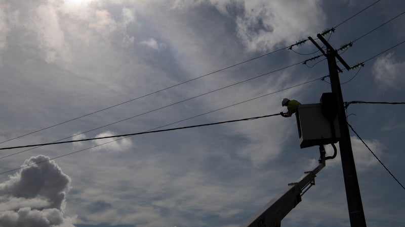 Tempête Austen : 120.000 foyers sans électricité, Enedis poursuit les réparations