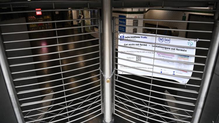 Métro de Paris : Fermeture de deux stations en raison de manifestations