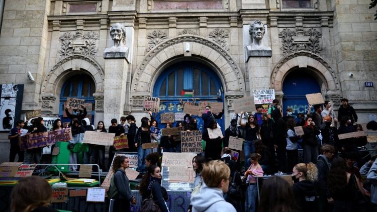 Le gouvernement face à la contestation lycéenne : réaction tardive et mesures