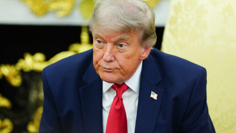 Trump Suggère un Changement de Leadership en Ukraine