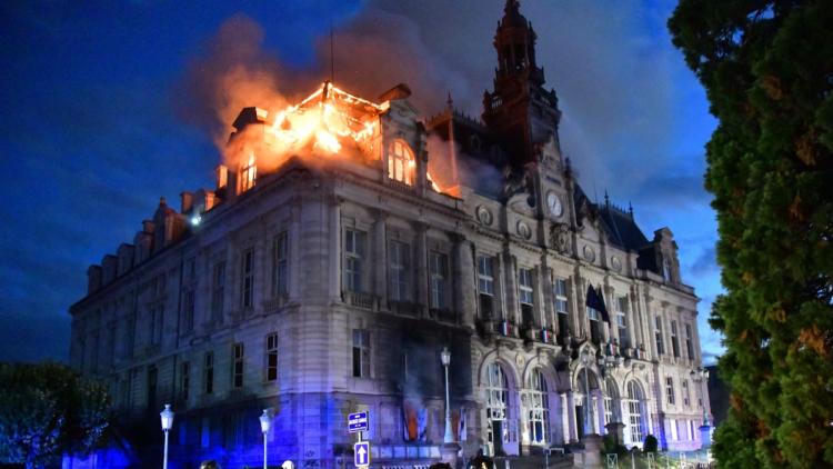 Des violences urbaines touchent des mairies en France