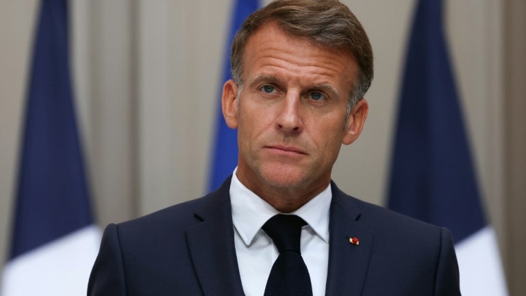 Macron promet des mesures strictes contre les auteurs des violences du 17 octobre