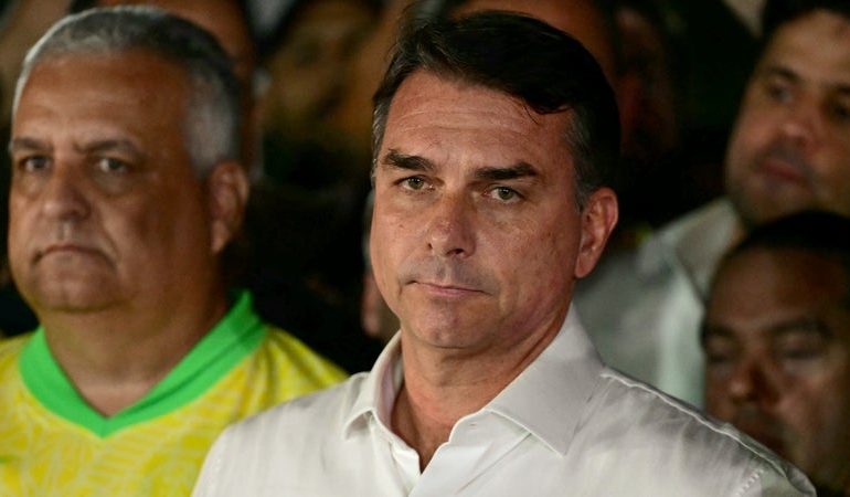 Flavio Bolsonaro conteste les résultats de l&rsquo;élection présidentielle brésilienne depuis les États-Unis