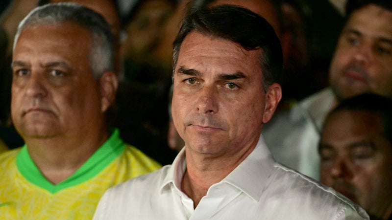 Flavio Bolsonaro conteste les résultats de l&rsquo;élection présidentielle brésilienne depuis les États-Unis